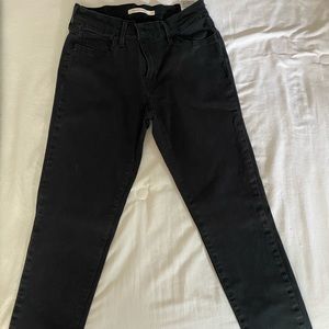 Levi’s women black distressed skinny jeans